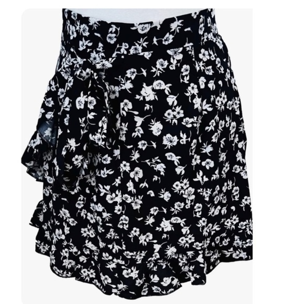 ROMWE Floral Skirt NEW Black White Flowers Side Tie 16” Length Medium US 6